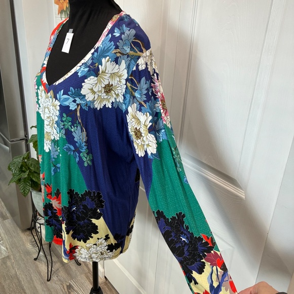 Johnny Was  Marritt Favorite Long Sleeve V-Neck Tee - Picture 3 of 7